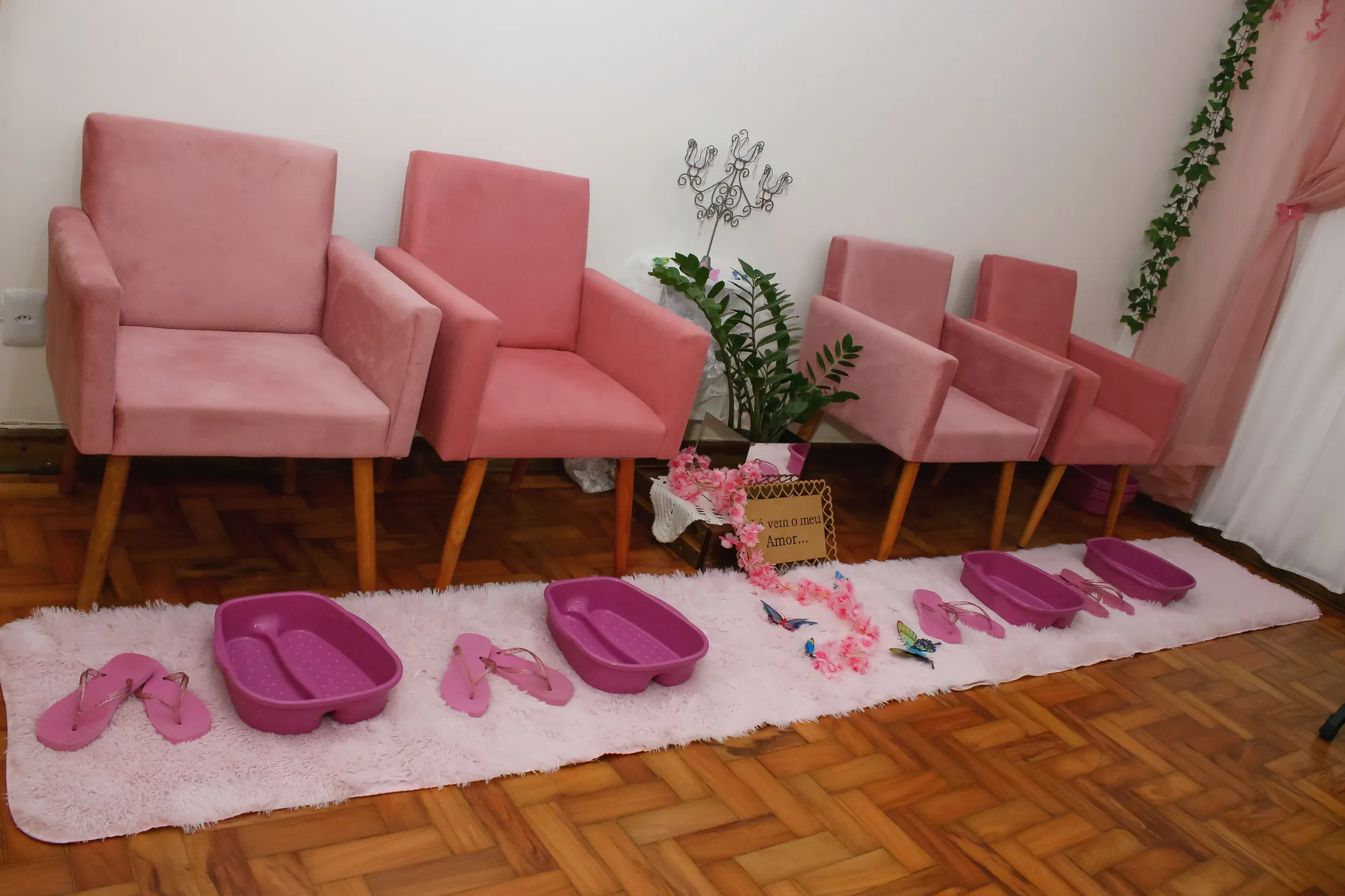 Escalda-pés relaxante com pétalas de flores