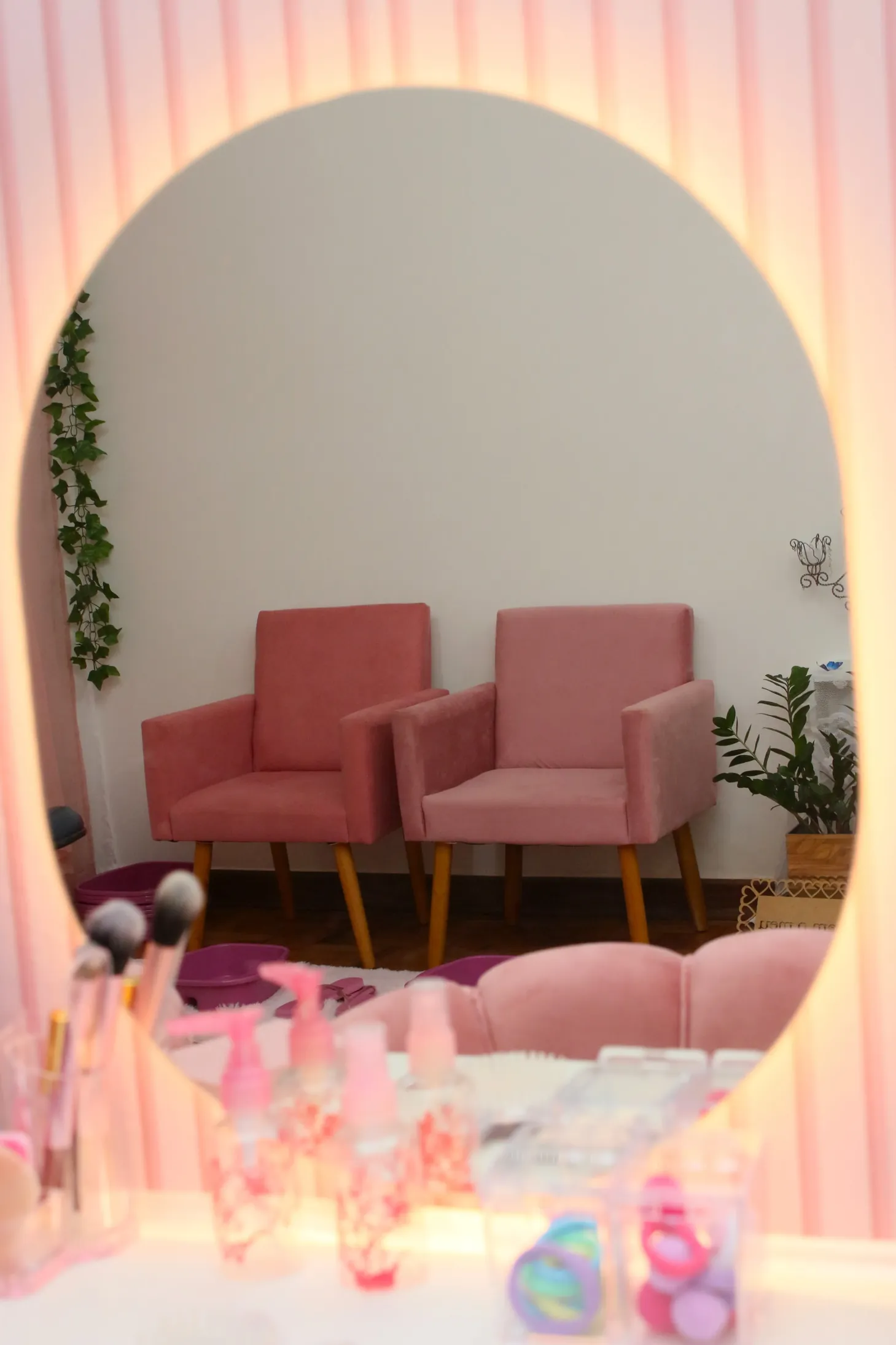 Espelhos iluminados com cadeiras para maquiagem