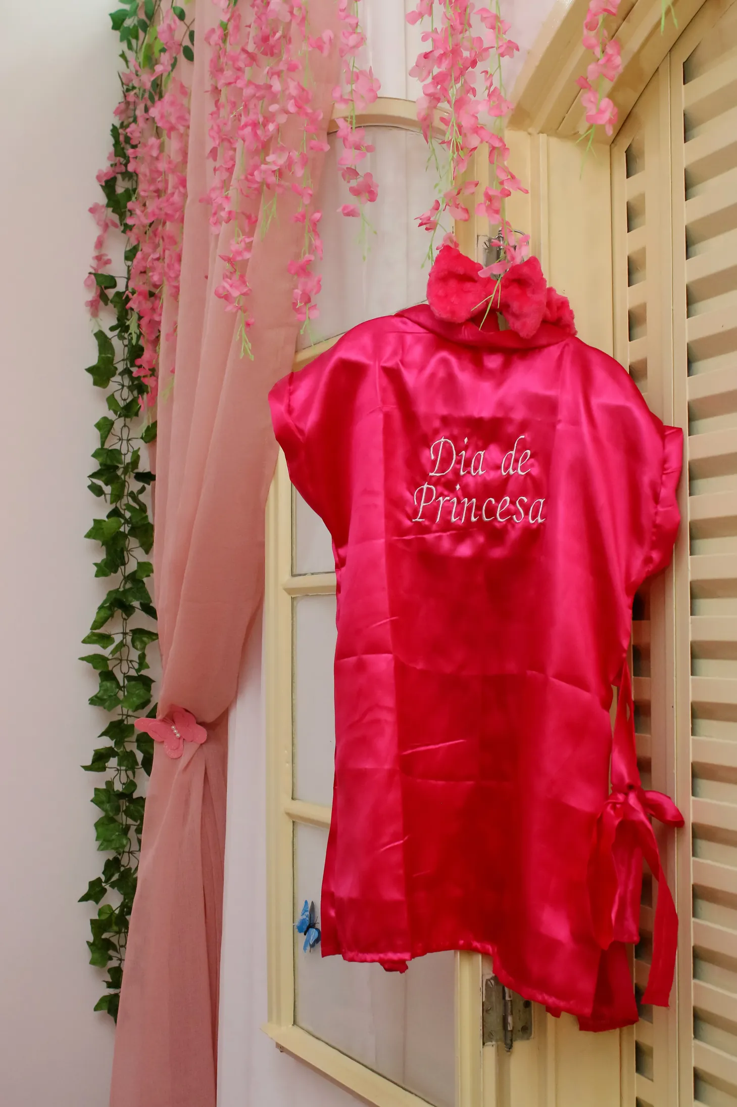Robes de cetim rosa para as crianças